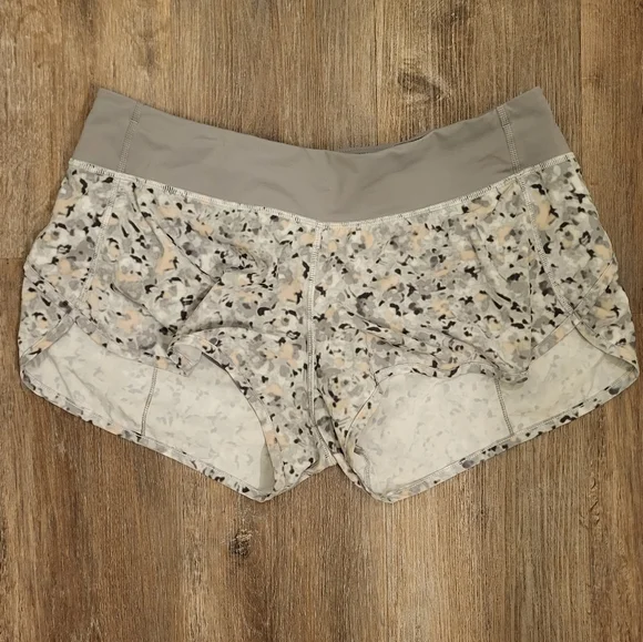 Lululemon Groovy Run Short Fleur Silver Spoon Size 10 - Picture 3 of 7